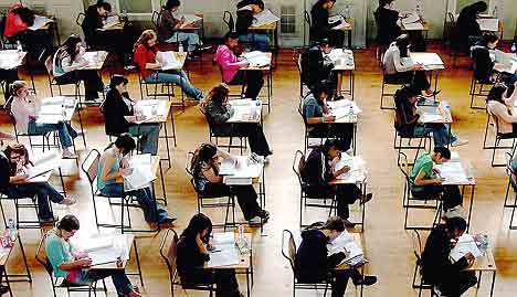 英1/5大學畢業生掙得比高中生少
